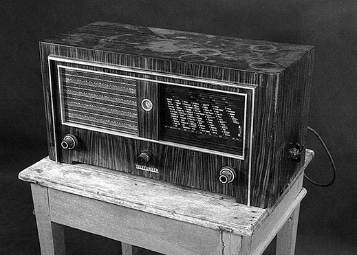 Радиоприемник Telefunken, привезенный Владимиром Грицыным из Германии в подарок Даниилу Хармсу. Фотография С. Лотова, 2008 г.