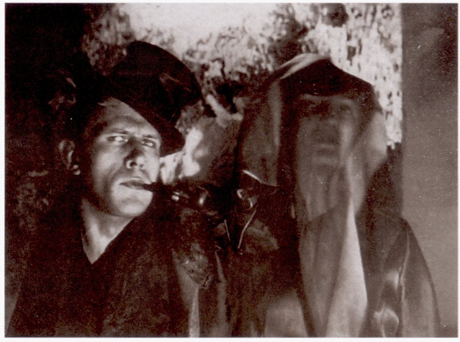 Хармс и Татьяна Глебова позируют для домашнего фильма «Неравный брак». Фото П. Моккиевского. Начало 1930-х гг