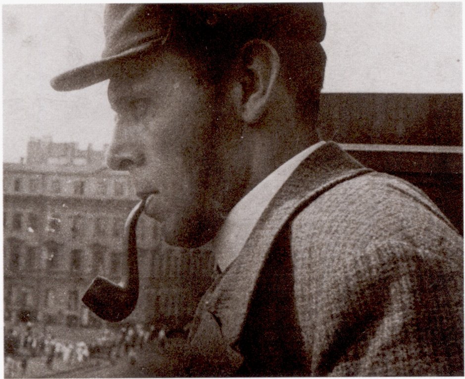 Хармс на балконе Дома книги. Середина 1930-х гг