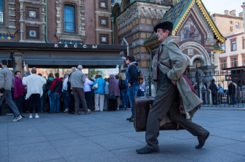 В Петербурге стартовал уличный спектакль-перформанс по повести Даниила Хармса «Старуха»