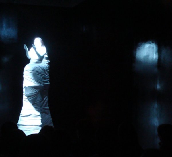 В Центре имени Мейерхольда в Москве покажут спектакль «Три штуки молчания»