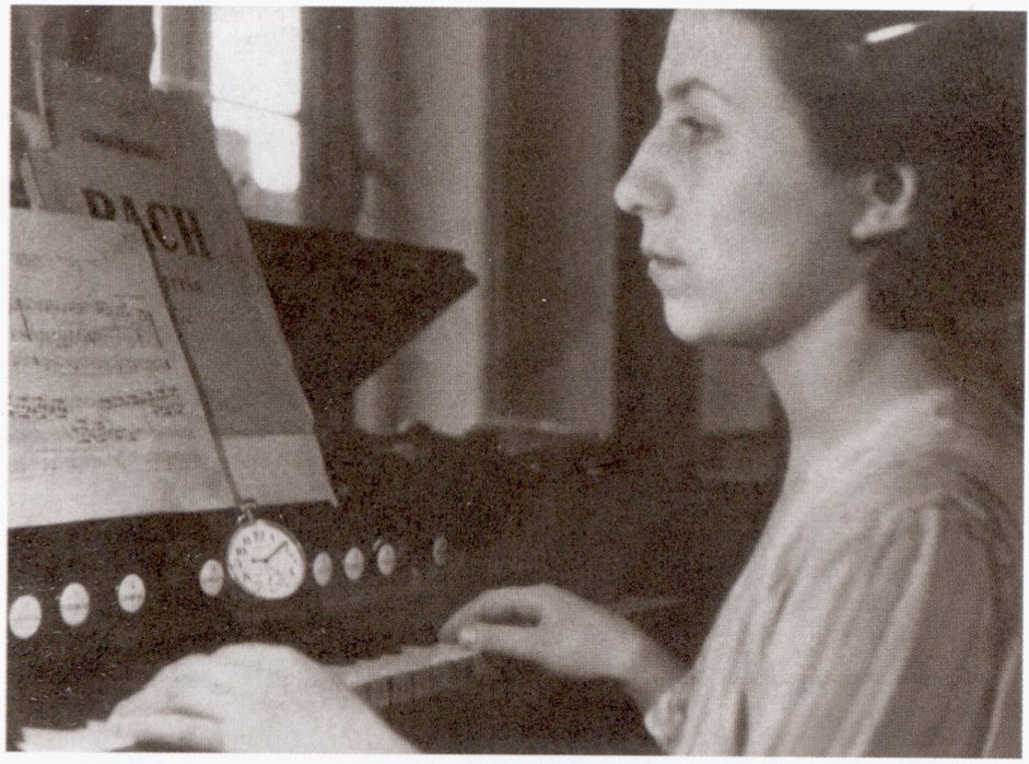 Марина Малич за фисгармонией в комнате Хармса. Конец 1930-х гг